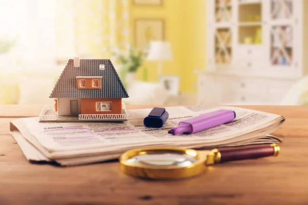 Söka nya hus i tidningen fastigheter annonser — Stockfoto