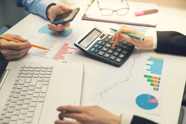 Business team dat werkt op kantoor met financiële grafieken en diagrammen — Stockfoto