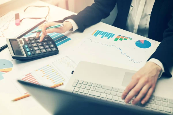 Vrouw die werkt met zakelijke rapporten in office — Stockfoto