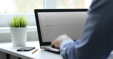 office programlama kod yazmak içinde laptop üzerinde çalışan programcı