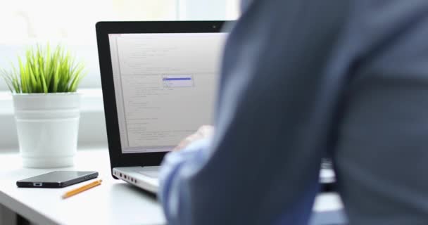 Office プログラミング コードの記述のラップトップに取り組んでのプログラマー ドリー ショット — ストック動画