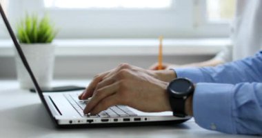 iş insanlar ekip birlikte çalışma ve bir şey üstünde laptop tartışırken modern ofis