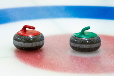 buz üzerinde hedef Curling taşlar
