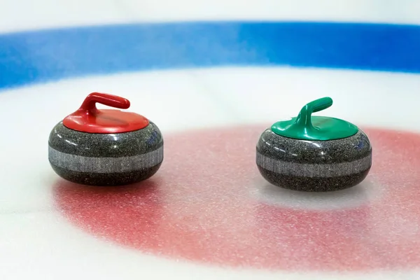 Curling stenen in het doel op het ijs — Stockfoto