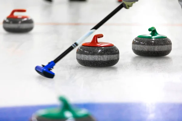 Hra curling - kameny a koště na ledě — Stock fotografie