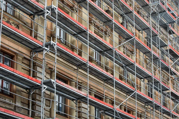 Byggnadsställningar runt huset - historiska byggnad fasad renovering — Stockfoto