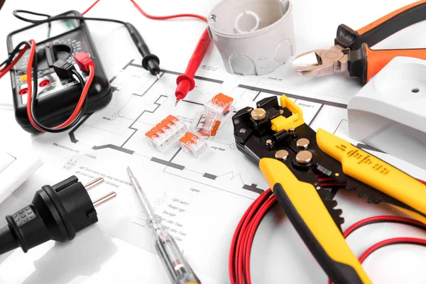 Elektrische gereedschappen en werktuigen op huis schakelschema — Stockfoto