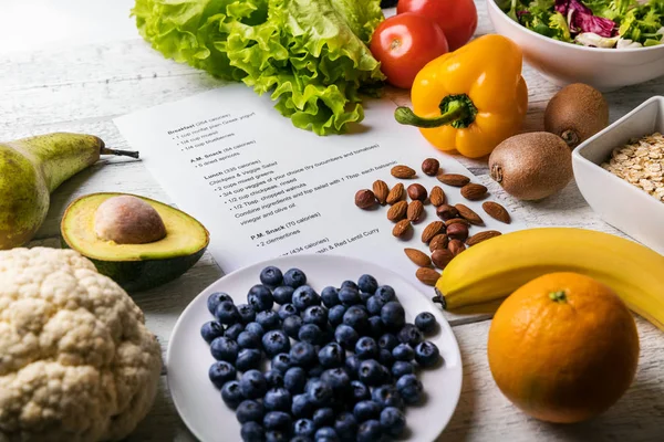 Plano de dieta equilibrada com alimentos frescos e saudáveis na mesa — Fotografia de Stock