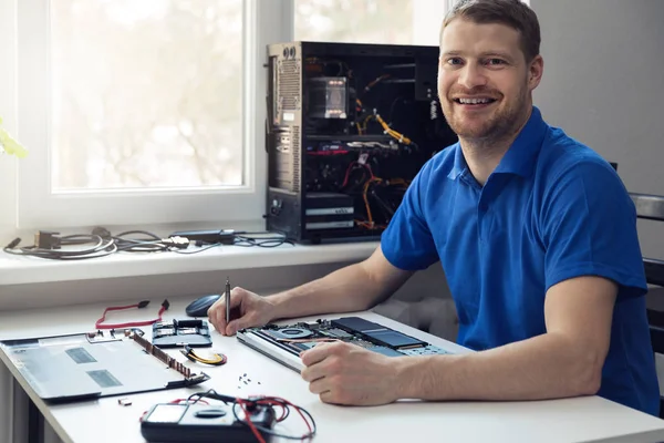 Усміхнений молодий технік електроніки на роботі — стокове фото