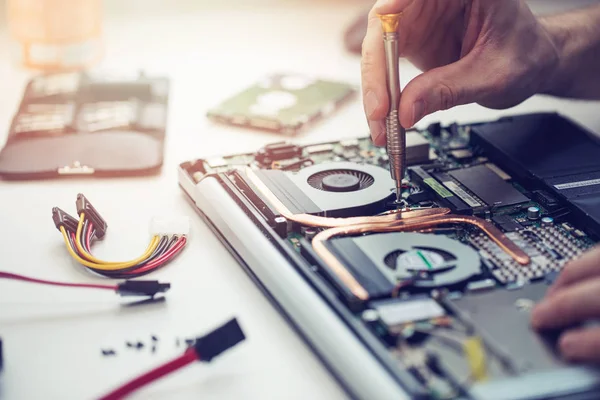 Technician repairing laptop computer closeup — Stock Photo, Image