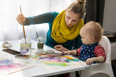 Anne Çocuk suluboya ile boya kullanmayı öğretmek