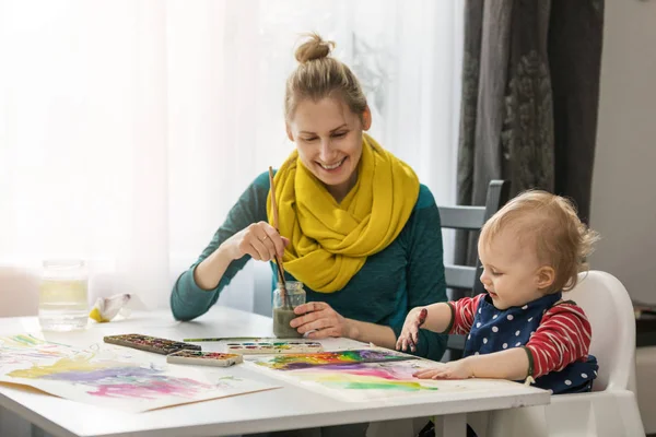 Madre e hijo pintando con acuarelas en casa —  Fotos de Stock