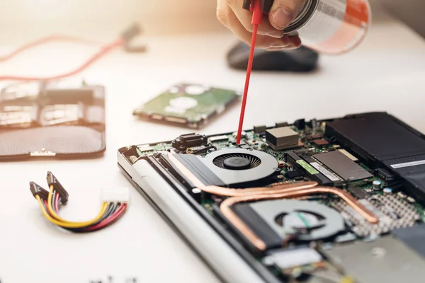 Mantenimiento de la computadora - primer plano del técnico soplar el polvo de — Foto de Stock