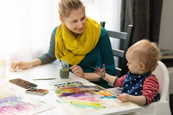 Madre e hija haciendo pintura de acuarela - niña mirando —  Fotos de Stock