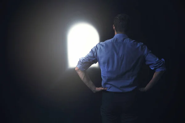 Zakenman ziet het licht aan het eind van de tunnel — Stockfoto