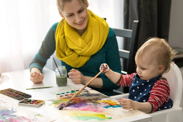 Küçük kızı suluboya ile boyamak öğreterek anne — Stok fotoğraf