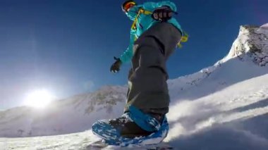 snowboard güneşli kış günü itibariyle İtalya Alpleri'nde yamacında. snowboard kamerada
