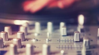 DJ tırmalamak ve kulüp partisinde müzik karıştırma