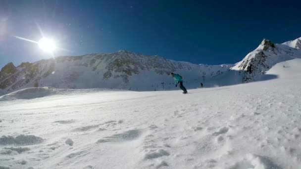 Snowboarder Κάνει Βουτιά Χιόνι Στην Πλαγιά Ηλιόλουστη Χειμωνιάτικη Μέρα — Αρχείο Βίντεο