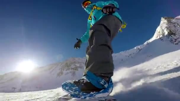 Snowboarder Declive Itália Alpes Dia Ensolarado Inverno Câmera Snowboard — Vídeo de Stock