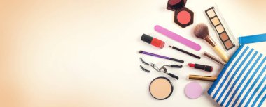 Kozmetik Çanta makyaj ürünleri grup ile. Üstten Görünüm kopya alanı