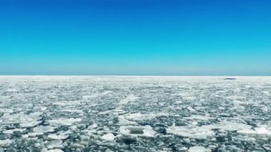 güneşli günde Buz denizinde yüzen üzerinde uçan