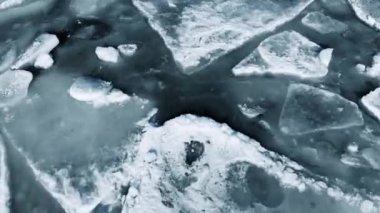 güneşli günde Buz denizinde yüzen üzerinde uçan. kamera devirme