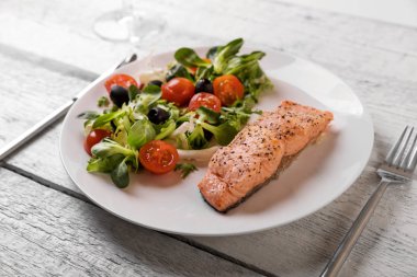 taze sebze salatası yemek ızgara somon ile