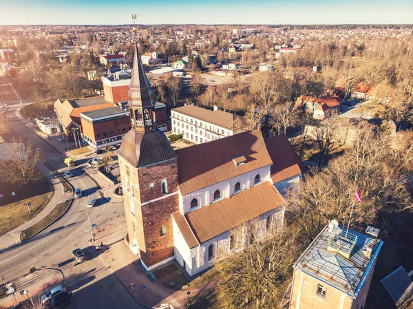 Vista aérea para a igreja de São Simão em Valmiera, Letónia — Fotografia de Stock