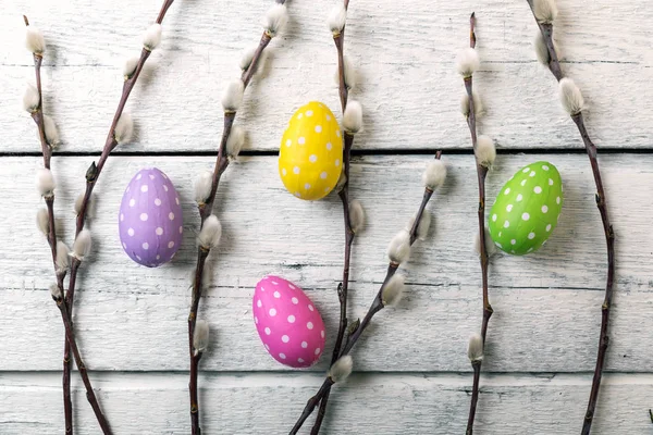 Påskägg och fitta willows på trä bakgrund. ovanifrån — Stockfoto