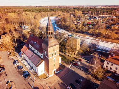 Havadan görünümü St Simon kilise ve nehir Gauja Valmiera otelleri, 