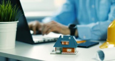 dizüstü bilgisayar Office ile çalışan mimar inşaat mühendisi. 4 k dolly atış