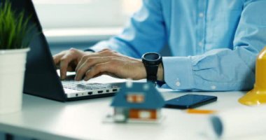 dizüstü bilgisayar Office ile çalışan mimar inşaat mühendisi. 4 k dolly atış