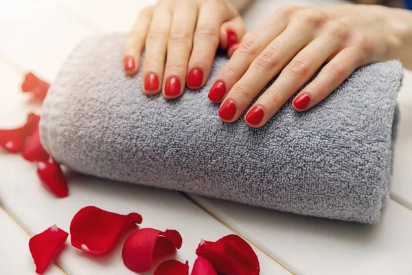 Ongles femme avec vernis à ongles rouge sur rouleau de serviette homme parfait — Photo