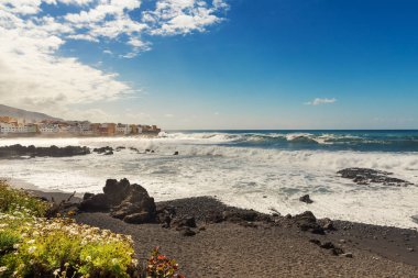 Puerto de la Cruz şehir içinde siyah kum plaj. Tenerife