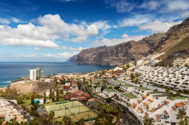 Los Gigantes şehir ve kayalıklarla. Tenerife Kanarya Adaları