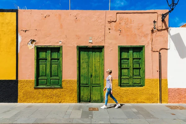 Mulher andar ruas da cidade de Puerto de la Cruz. Tenerife Espanha — Fotografia de Stock