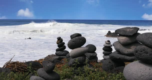 Steine Balancieren Auf Blauem Himmel Und Meeresgrund — Stockvideo