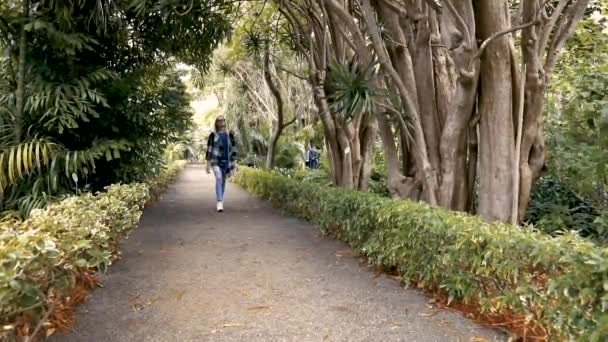 在植物园公园散步的妇女 — 图库视频影像
