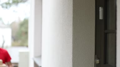 eve teslim hizmet - teslimatçı kapı zili çalmayı kutuları ile