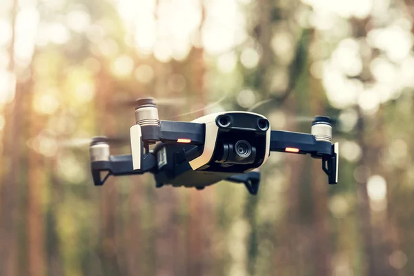 Drone in de lucht zweven — Stockfoto