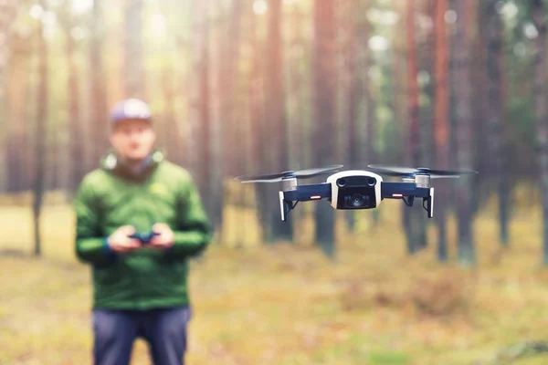 Man van vliegende drone in het bos — Stockfoto