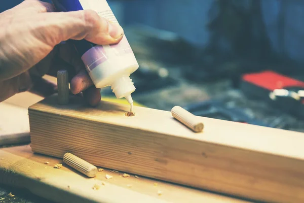 Hout dowel joint - joiner de lijm in een geboord houten hol — Stockfoto