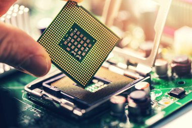 Ana kart işlemci soketindeki bilgisayar işlemcisini kapat