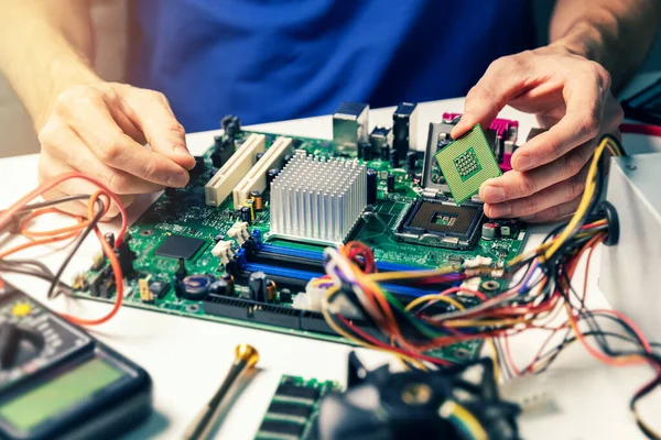 Installation von Computer-Hardware - Techniker installieren CPU auf der Hauptplatine — Stockfoto