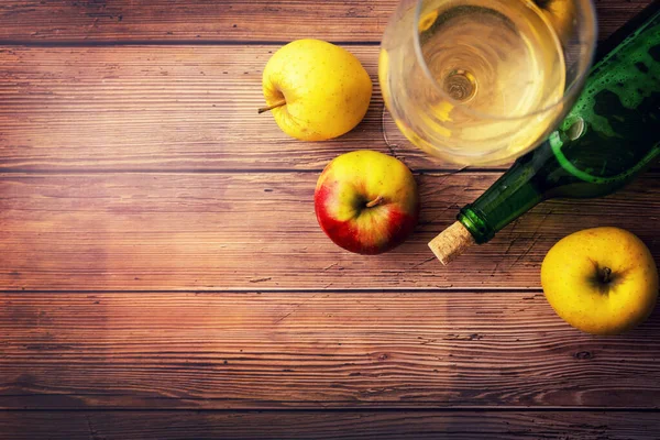 Domácí jablečné víno nebo jablečný mošt na dřevěném pozadí s kopií spac — Stock fotografie