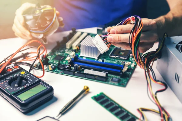 Techniker installiert Hardware-Komponenten für Computer — Stockfoto
