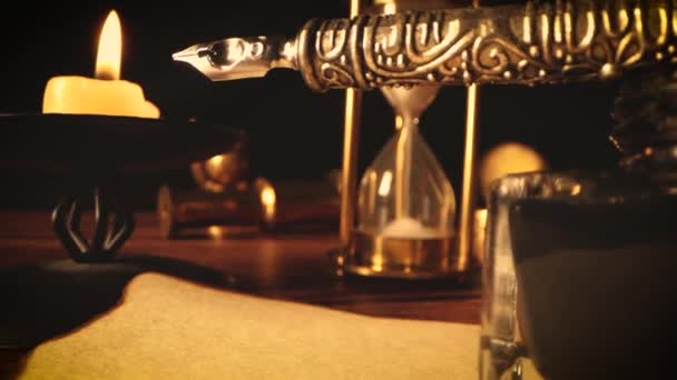 Vintage Artikel Auf Dem Tisch Kerzenschein Kugelstoßer — Stockvideo