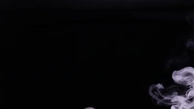 beyaz duman kopya alanı siyah zemin üzerine