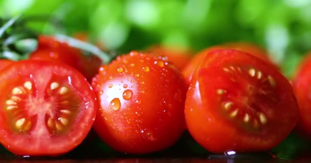 Close Tomate Cereja Fresco Com Gotas Água Alface Verde Fundo — Vídeo de Stock